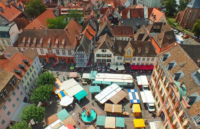 August / Blick von der Stiftskirche auf den Marktplatz in Neustadt | Foto: Angelika Bullinger