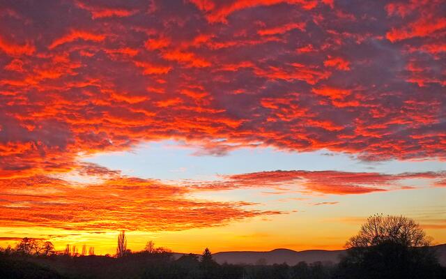 Dezember / Das Christkind backt Lebkuchen... Ein teils dramatischer Wolkenhimmel mit Blick zur Haardt, aus dem südöstlichen Teil von Haßloch  | Foto: Angelika Bullinger