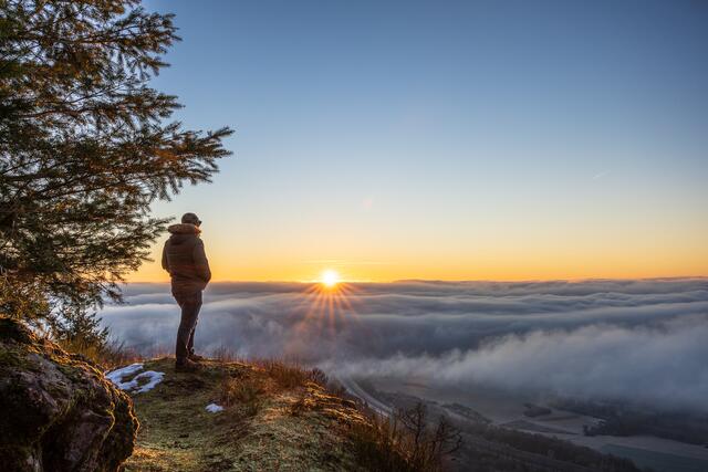 Sonnenaufang über dem Hellerberg und der vernebelten Landesgrenze zwischen Rheinland-Pfalz und dem Saarland. | Foto: Kevin Stilgenbauer