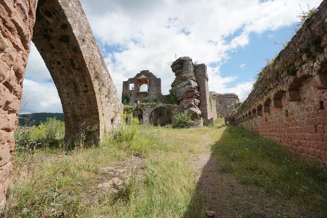 Burgruine Neuscharfeneck im Sommer | Foto: Michael Jochem
