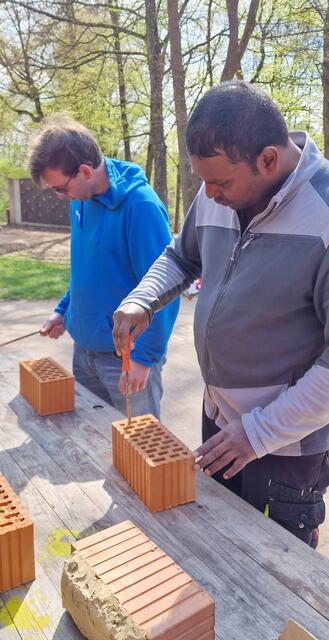 Während der Waldfreizeit sammelten die AWG-Bewohner unter anderem Hölzer und Schilfrohre. Anschließend bereiteten sie das Material für die spätere Nutzung im Insektenhotel vor. | Foto: Zacharias Gospodarczyk/Lebenshilfe Südliche Weinstraße