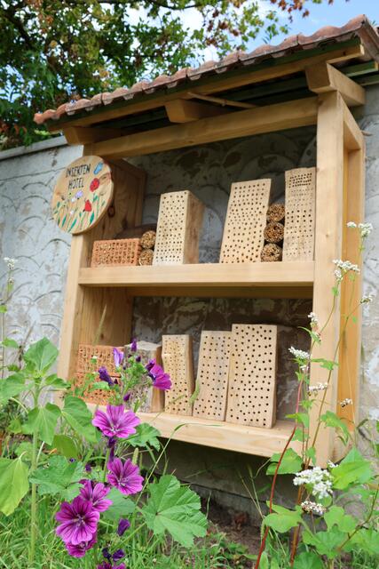 Vor dem Insektenhotel gedeihen vielfältige Futterpflanzen wie die violett blühende Malve. | Foto: Dennis Christmann/Lebenshilfe Südliche Weinstraße
