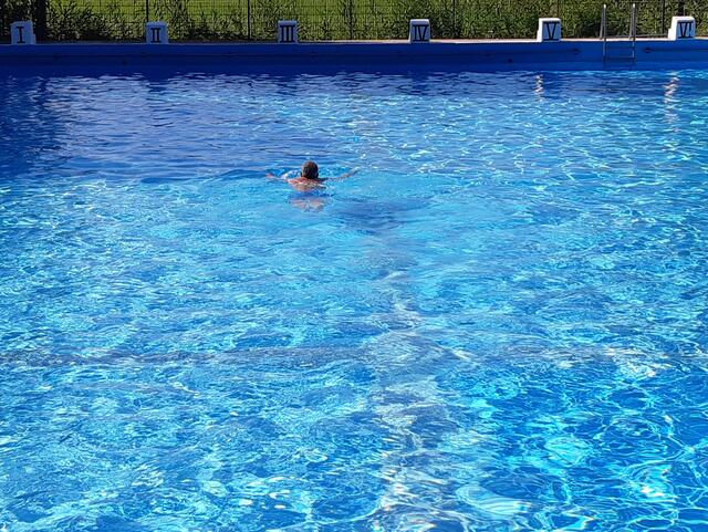 Viel Platz zum Schwimmen - Schwimmbad Duttweiler | Foto: Gerhard Syring-Lingenfelder