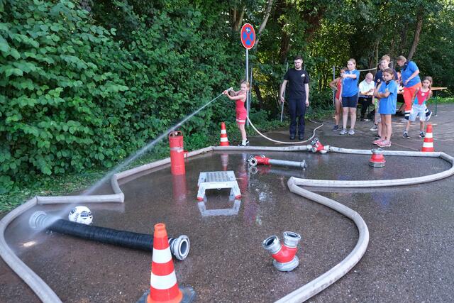 Geschick war unter anderem bei der Feuerwehr in Godramstein gefragt, wo die Kinder und Jugendlichen mit Hilfe eines Löschschlauchs einen Ball durch einen Hindernisparcours führen sollten | Foto: KV SÜW