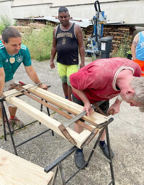 Zurück in Offenbach, stand die Anfertigung des Korpus an. Der gelernte Schreiner Ralf Zöller unterstützte das AWG-Team dabei. | Foto: Günther Pfirrmann/Lebenshilfe Südliche Weinstraße
