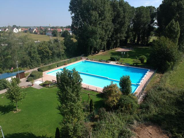 Idyllisch gelegen - Schwimmbad Duttweier - Sommer | Foto: Gerhard Syring-Lingenfelder