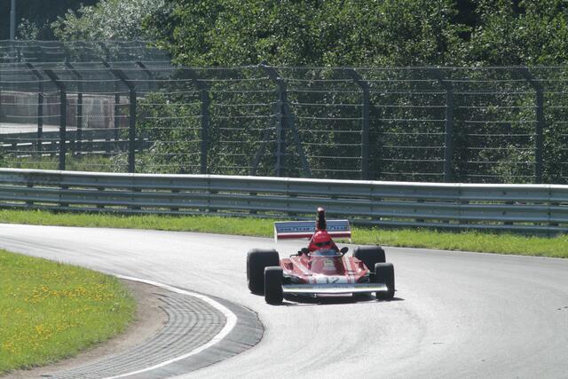 Mathias Lauda im Formel 1-Ferrari von seinem verstorbenen Vater Niki Lauda auf der Nordschleife vom Nüburgring | Foto: Michael Sonnick