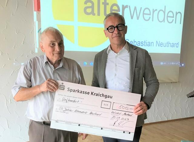Bürgermeister Sven Weigt überreichte die Jubiläumsgabe der Gemeinde.  | Foto: Thomas Huber