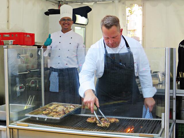 Am Grill | Foto: Brigitte Melder