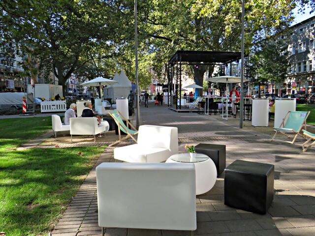 Schöne Sitzmöbel laden zum Verweilen ein | Foto: Brigitte Melder