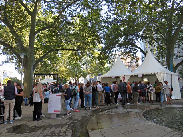 Lange Schlange bei den Getränken | Foto: Brigitte Melder
