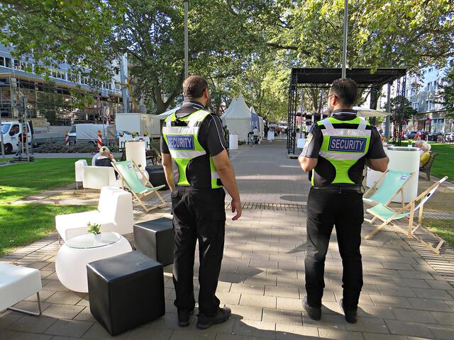 Die beiden Securitys (wussten, dass ich sie fotografiere) | Foto: Brigitte Melder