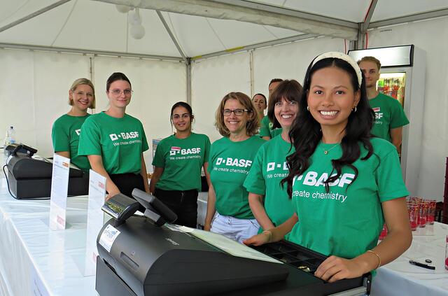 Am Getränkeausschank fleißige Helfer*innen | Foto: Brigitte Melder
