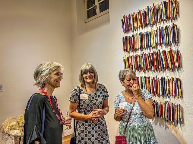 Drei Künstlerinnen zeigen sichtbare Zufriedenheit und Erleichterung nach Abschluss der Eröffnungsreden. | Foto: Z. Haggag