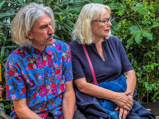 Herbert Pauser, Präsident des Vereins Kunstpfade e. V., eröffnete die Ausstellung mit einer gelungenen, spontanen Rede, in der er die Künstlerinnen und ihr Engagement würdigte. | Foto: Z. Haggag