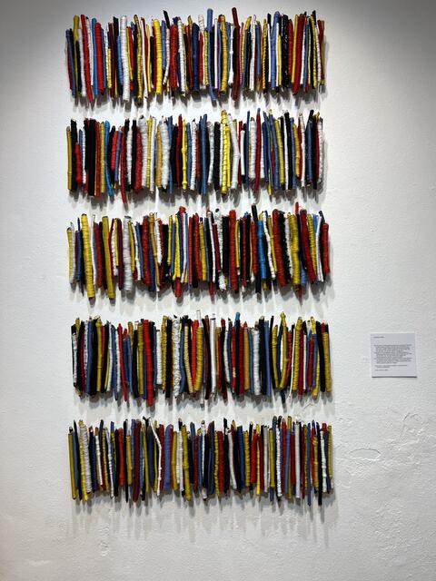 Caroline Hibbs zeigt 525 kunstvoll umhüllte Treibhölzer, inspiriert von einer 845 km langen Reise und den Farben westeuropäischer Flaggen – jede Skulptur erzählt eine Geschichte. | Foto: Z. Haggag