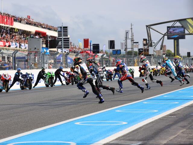 Mit dem Le Mans Start gingen am Samstag um 15:00 Ihr die 47 Teams auf die Reise | Foto: moto-foto Reuschel