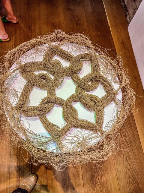 Ein eindrucksvolles Werk aus Fäden, präsentiert auf einem Tisch im Raum. | Foto: Z. Haggag