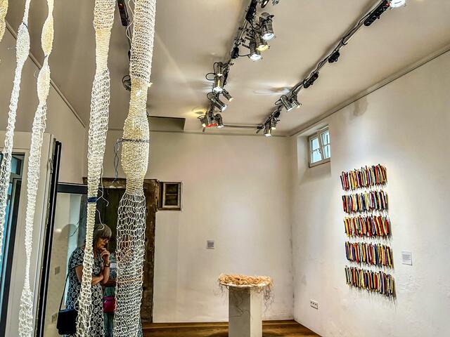 Ein imposantes Stoff-Exponat nimmt im Raum den zentralen Platz ein und unterstreicht so die Bedeutung des textilen Materials in der Kunst, welches in der zeitgenössischen Kunst oft zu wenig Beachtung findet. | Foto: Z. Haggag