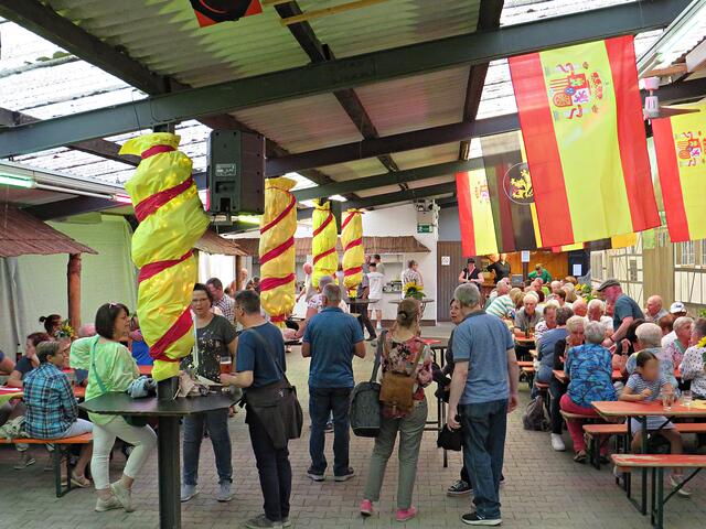 Spanische Flaggen für spanischen Abend | Foto: Brigitte Melder
