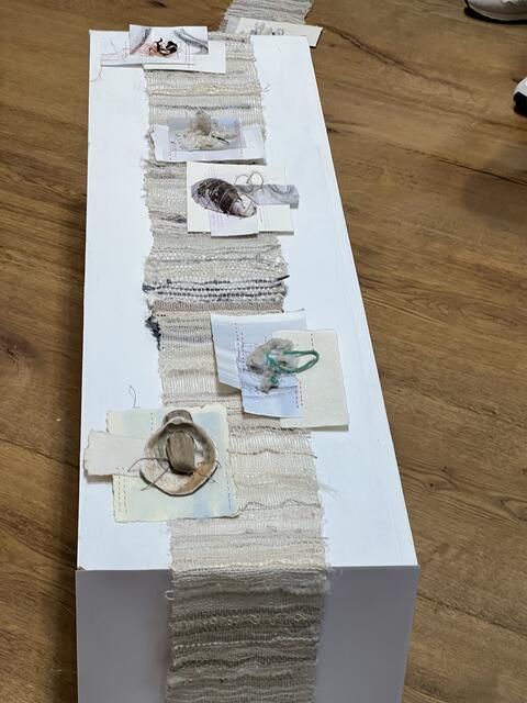 Ein großes Stoff-Exponat dominiert im Raum, und verdeutlicht somit die Wichtigkeit des Stoffes Materials für die Kunst, das sonst in der zeitgenössischen Kunst unterrepräsentiert ist.  | Foto: Z. Haggag