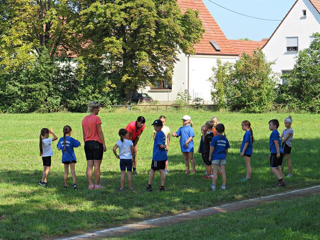 Dehnübungen mit den Trainerinnen | Foto: Brigitte Melder