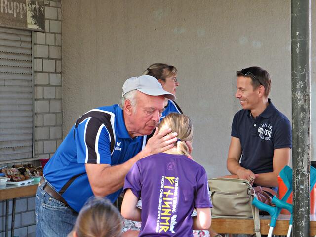 Familie Koob, Hans Koob flüstert Enkelin etwas ins Ohr | Foto: Brigitte Melder