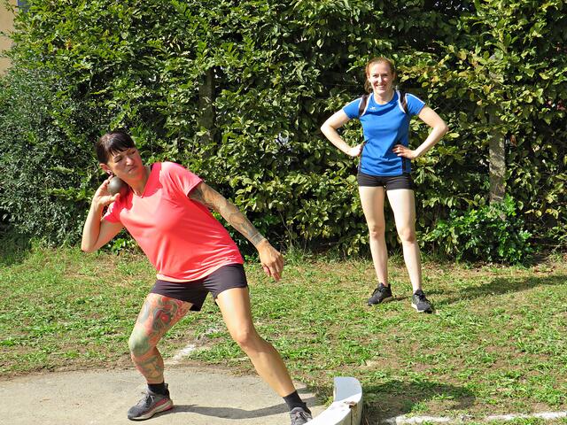 Laura Schubert unter den Blicken von Elena Löchner | Foto: Brigitte Melder