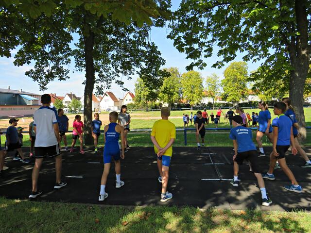 Dehnübungen im Schatten | Foto: Brigitte Melder
