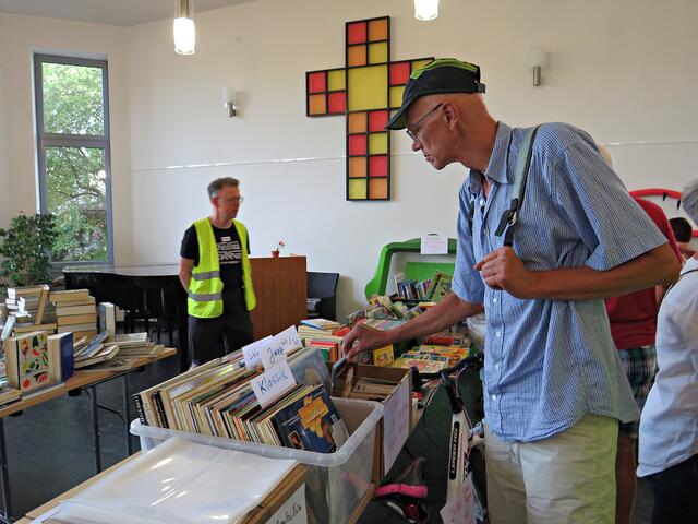 Auf der Suche nach Langspielplatten | Foto: Brigitte Melder