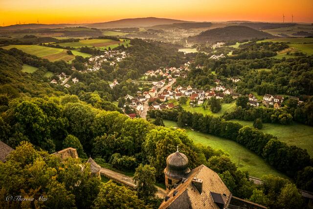 Motiv 11: Blick von der Burg Lichtenberg hinunter ins Dorf. Am frühen Morgen zum Sonnenaufgang im August. | Foto: Theresa Mai