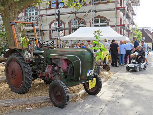 Einzelner Traktor auf dem Schulhof | Foto: Brigitte Melder