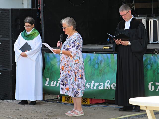Gastrednerin Roselinde Hery und gleich noch am Tabak einfassen | Foto: Brigitte Melder