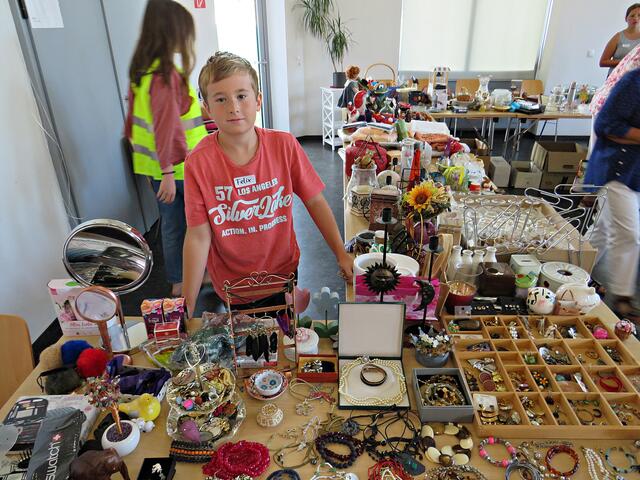 Felix war für den Schmucktisch zuständig | Foto: Brigitte Melder