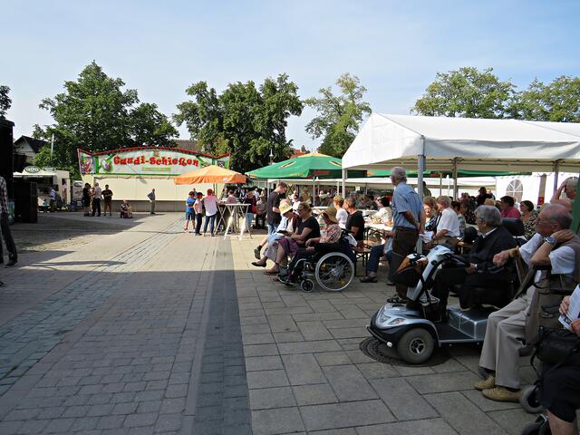 Bei der Kerwe sitzen sie immer in der ersten Reihe | Foto: Brigitte Melder