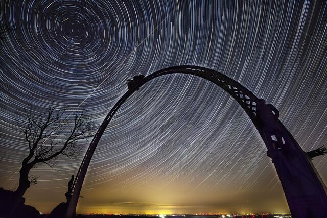 Motiv 3 : Startrails über dem Adlerbogen | Foto: Martin Unterluggauer