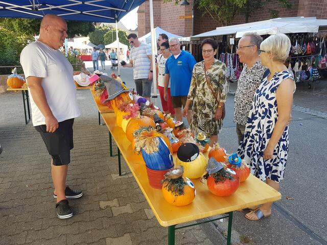 Beim Bauernmarkt | Foto: Eröffnung des Rhosemer Herbscht