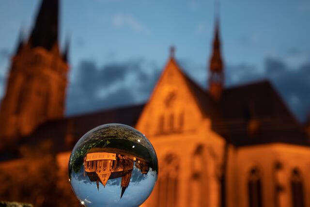 Motiv 11: Katholische Kirche Edenkoben im Lensball  | Foto: Georg Beck