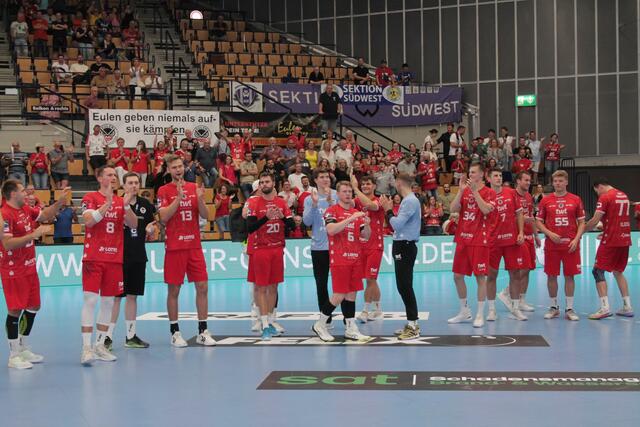 Die Eulen-Spieler bedanken sich bei den Eulen-Fans für die tolle Stimmung | Foto: Michael Sonnick