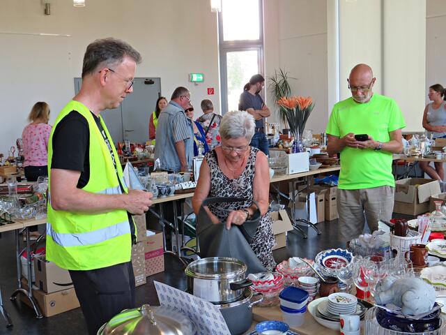 Bine aus Limburgerhof bekommt die hübsche Deckeldose | Foto: Brigitte Melder