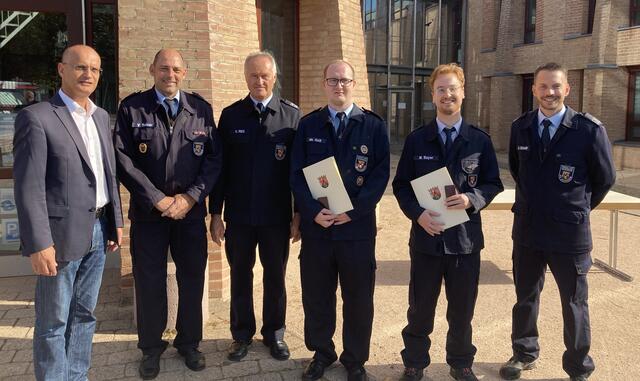 15 Jahre aktiver Feuerwehrdienst
v.l.n.r.: Bürgermeister Karl Dieter Wünstel, Volker Betzer (stellv. Wehrleiter), Stephan Reis (Wehrleiter), Manuel Reiß, Marcel Bayer, Alexander Scharf (stellv. Wehrleiter)
 | Foto: VG Jockgrim