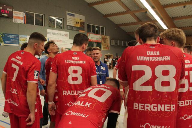Kurz vor Ende der regulären Spielzeit nahm Eulen-Trainer Johannes Wohlrab eine Auszeit  | Foto: Michael Sonnick