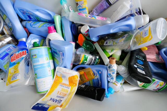 Aha-Effekt im Badezimmer: Dunkles Plastik wird in Deutschland nicht recycelt | Foto: Jessica Bader