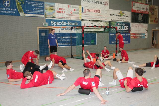 Die Eulen regernieren sich nach dem Spiel | Foto: Michael Sonnick