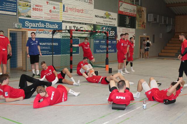 Die Eulen regernieren sich nach dem Spiel | Foto: Michael Sonnick
