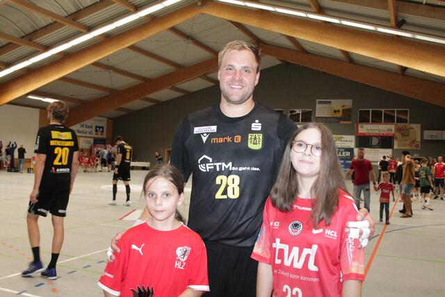 Frederic Stüber mit Eulen-Fans | Foto: Michael Sonnick