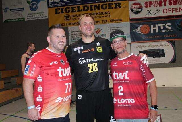 Frederic Stüber mit Eulen-Fans | Foto: Michael Sonnick