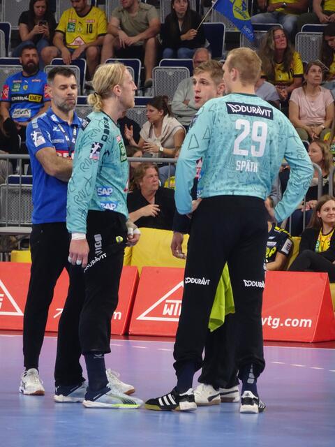 Auszeit: kurze Besprechung des Löwen-Torhüter-Teams | Foto: Carsta Vogel