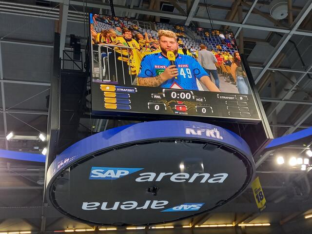 Hallensprecher Kevin Gerwin begrüßt die Löwen-Fans | Foto: Carsta Vogel