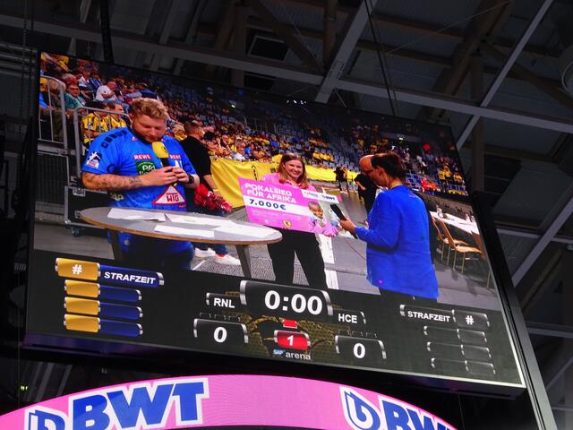 Symbolischer Scheck für einen Brunnen in Tansania: Geschenk zum Pokalsieg von BWT an die Löwen | Foto: Carsta Vogel